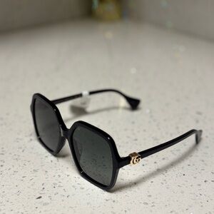 Elegant Black Gucci Sunglasses with Gold Accent Gucci GG1072SA
